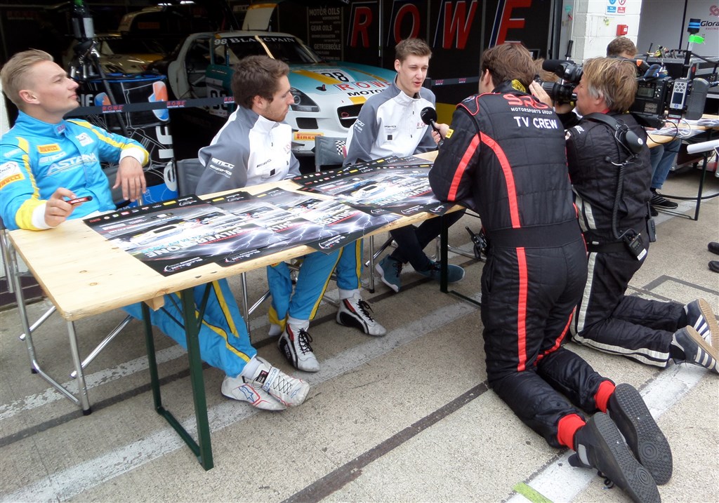 TV-mandskabet fangede Nicolai Sylvest under autografskrivningen før løbet
(Foto: Sylvest Motorsport)
